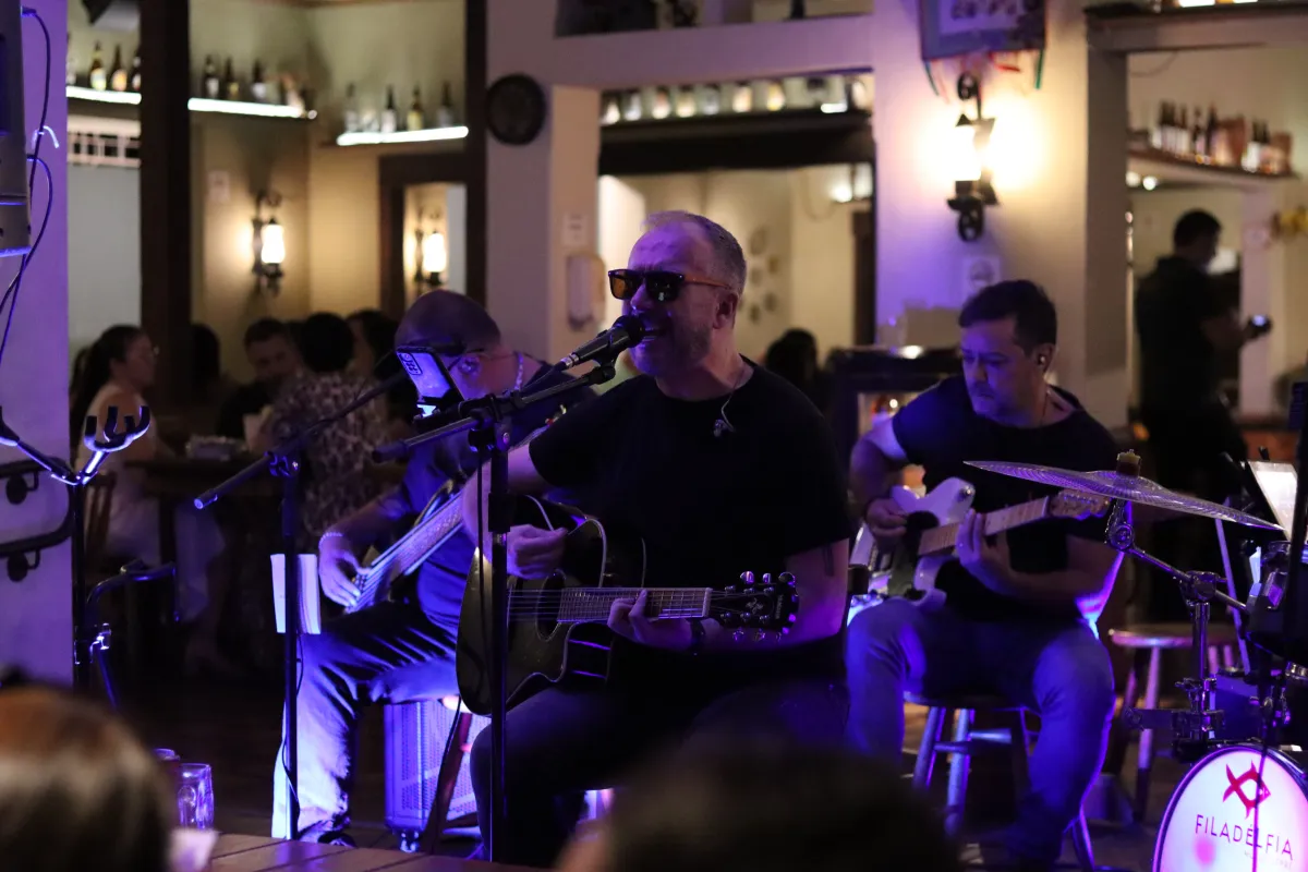 Música ao vivo com banda tocando na Casa da Cachaça em Londrina